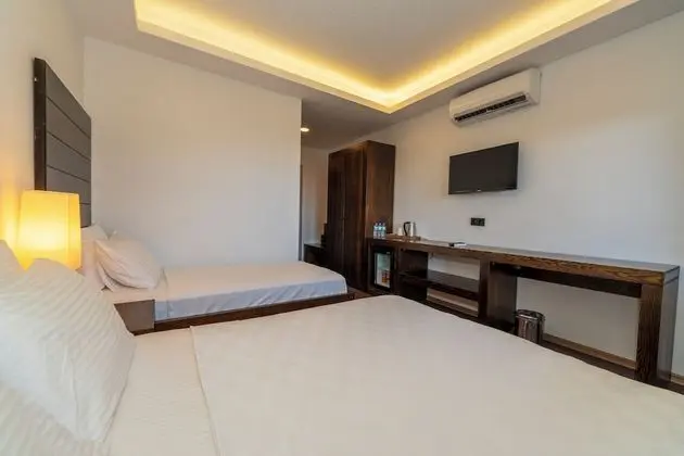Manaspark Deluxe Hotel - 9