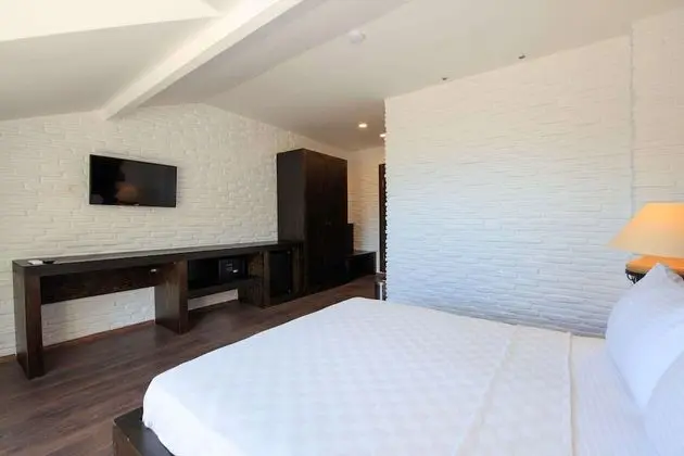 Manaspark Deluxe Hotel - 8