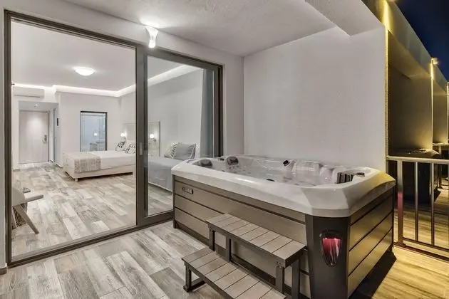 Mandala Seafront Suites - Havuz