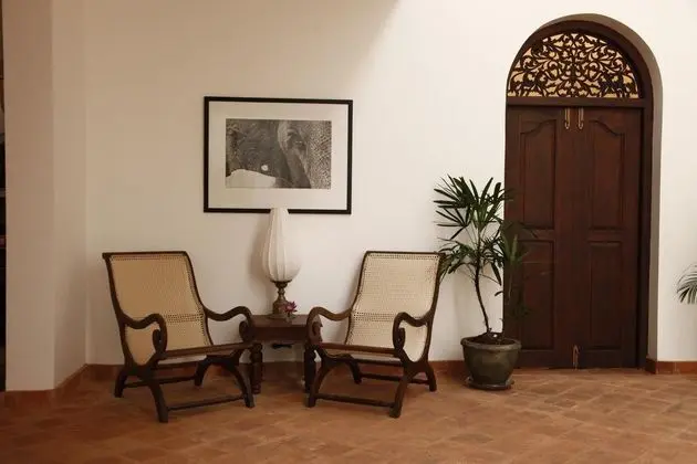 Mango House - Genel