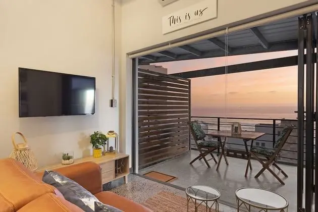Manhattan On Coral 28 by HostAgents - Öne Çıkan Resim