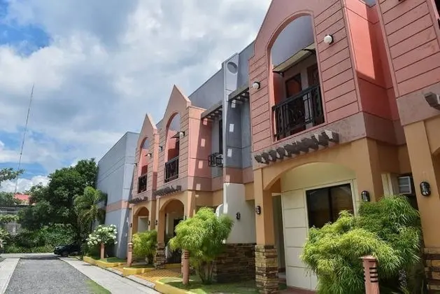 MANORA APARTMENTS AND GUEST HOUSE