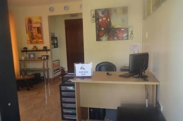 MANORA APARTMENTS AND GUEST HOUSE - Lobi