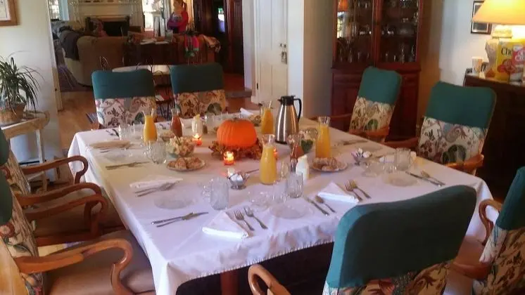 Maple Springs Lake Side Inn - Yerinde Yemek