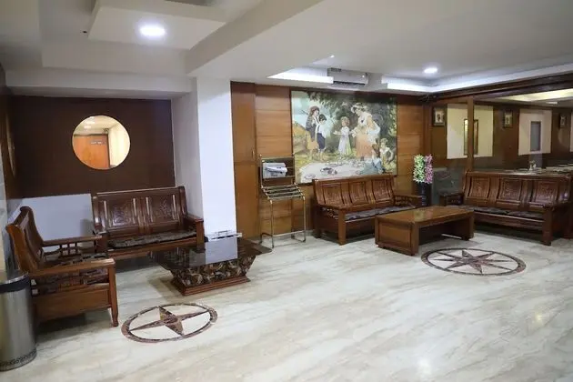 Maple Tree Hotels - Lobi