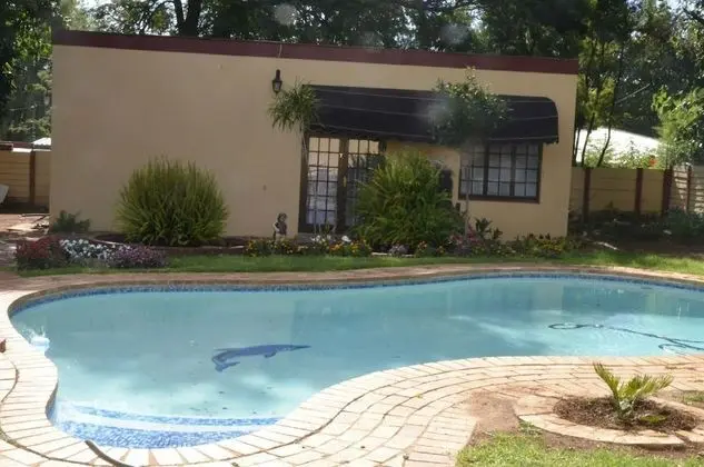 Maple's Guest House - Havuz