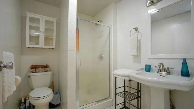 At Marbella Lane - Flamingo Lady, SFO - Banyo Tipleri