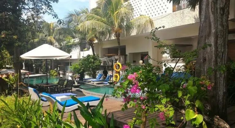 Marbella Pool Suite Seminyak - Havuz