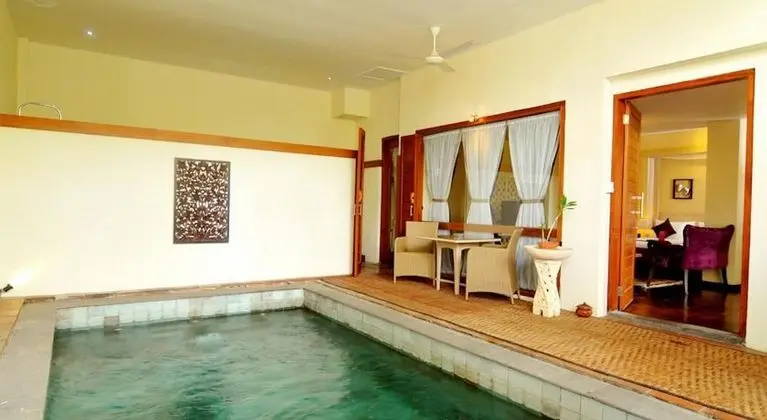 Marbella Pool Suite Seminyak - Oda