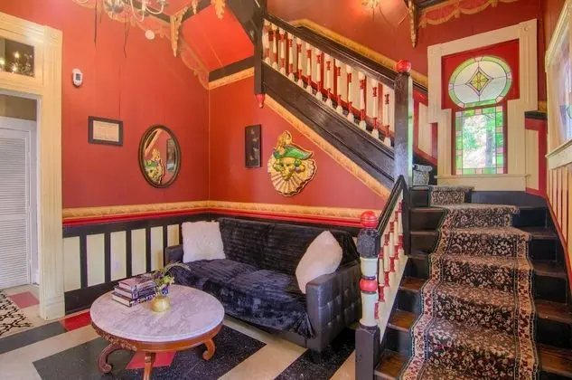 The Mardi Gras House - Lobi