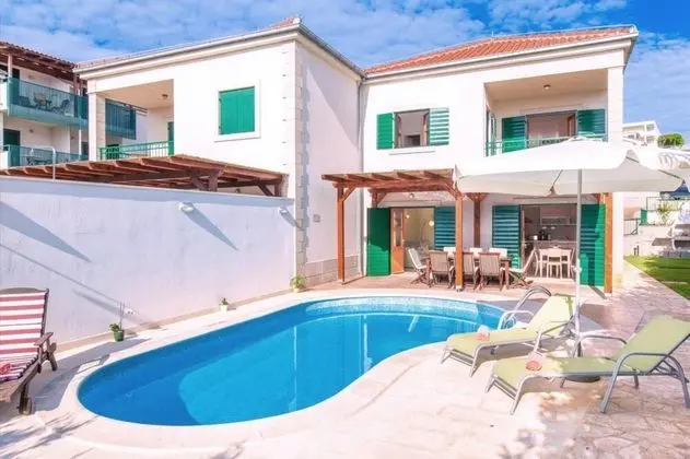 Villa Mare in Hvar With 4 Bedrooms and 3 Bathrooms - Oda