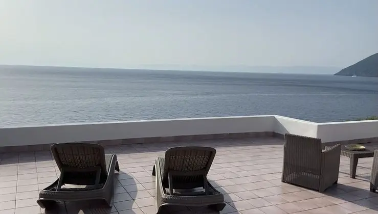 Villa Mare - Suspended Over the sea
