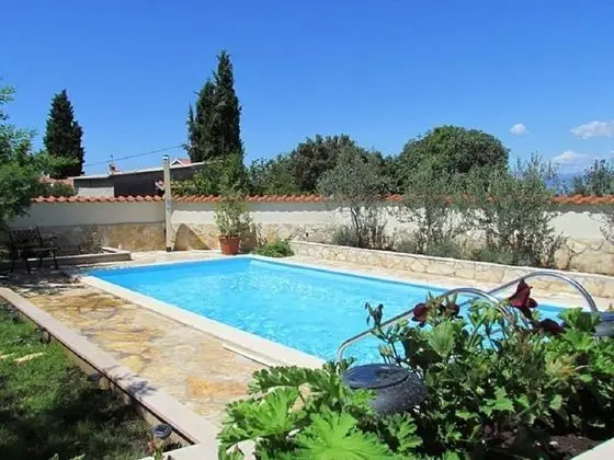 Mari - With Pool - H