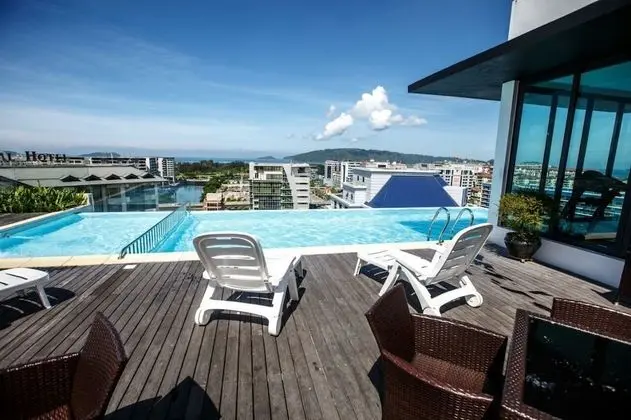 Marina Travellers Suite SKY Karamunsing - Havuz