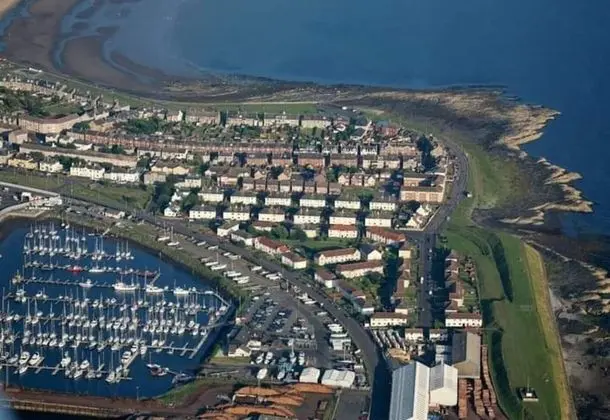 Marina View, Lovely Upper 3 Bedroom Apartment