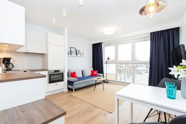Marine Apartment 9B by Renters - Öne Çıkan Resim