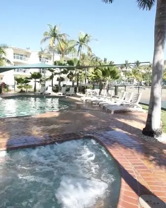 Mariners North Holiday Apartments - Havuz