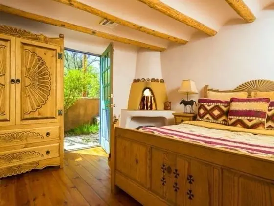 Mariposa - Authentic Adobe Home, One Block Canyon Road and Five Blocks to the Plaza, Hot Tub, Kiva Fireplace