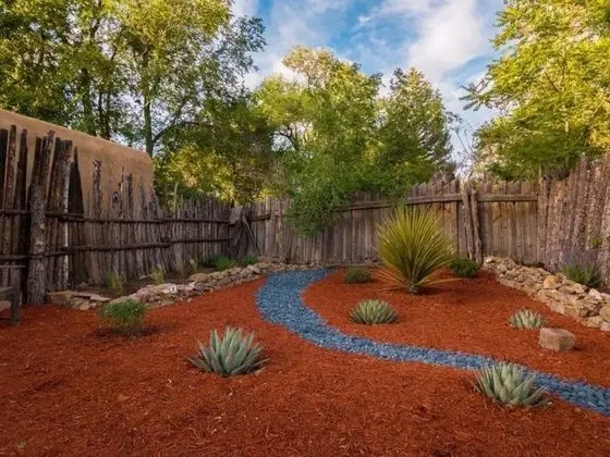 Mariposa - Authentic Adobe Home, One Block Canyon Road and Five Blocks to the Plaza, Hot Tub, Kiva Fireplace - Dış Mekan