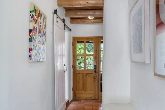Mariposa - Authentic Adobe Home, One Block Canyon Road and Five Blocks to the Plaza, Hot Tub, Kiva Fireplace - İç Mekan