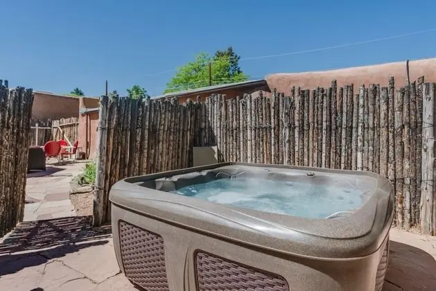 Mariposa - Authentic Adobe Home, One Block Canyon Road and Five Blocks to the Plaza, Hot Tub, Kiva Fireplace - Spa