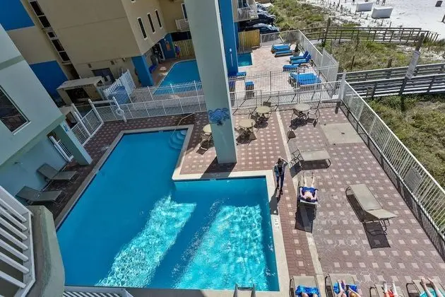 Marisol Condominiums by Book That Condo - Havuz