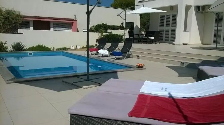 Markle - Swimming Pool and Sunbeds - A6 - Havuz