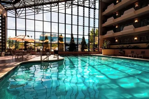 Marriott Melville Long Island - Havuz