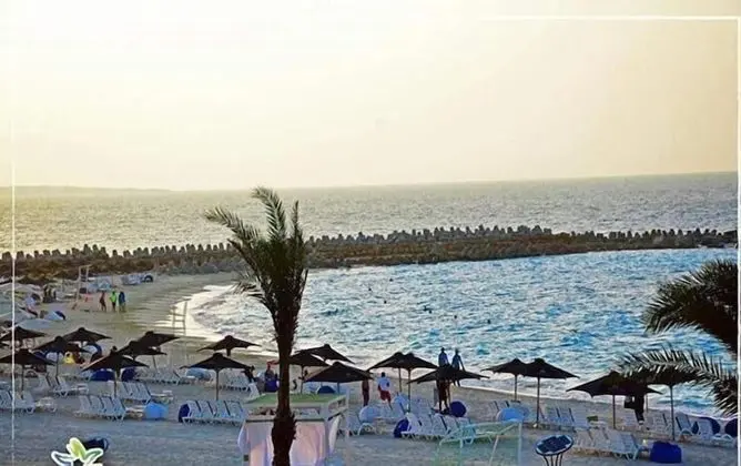 Marseilia Beach 4 - Families Only