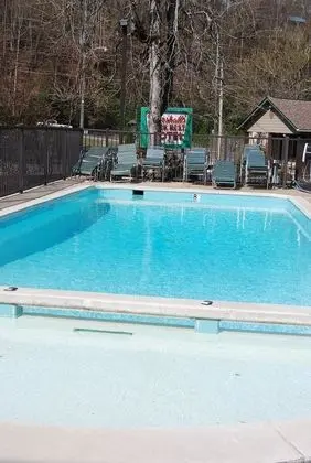 Marshall's Creek Rest Motel - Havuz