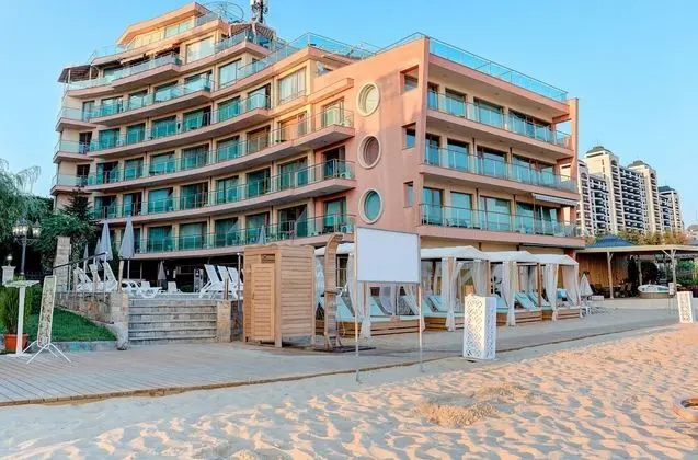Marty's Beachfront Apartments