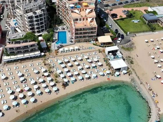 Marty's Beachfront Apartments - Dış Mekan