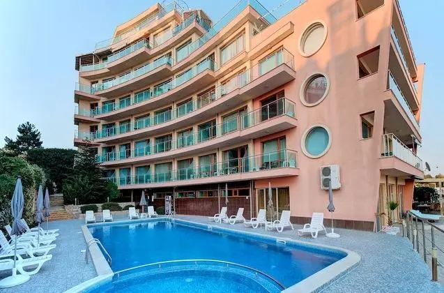 Marty's Beachfront Apartments - Havuz