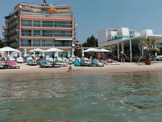 Marty's Beachfront Apartments - Plaj
