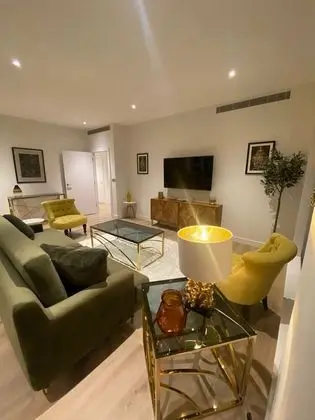 Marvelous 3 Bed Penthouse in Kewbridge - Bar