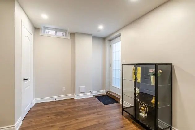 Marvelous Mississauga Family Basement - Lobi
