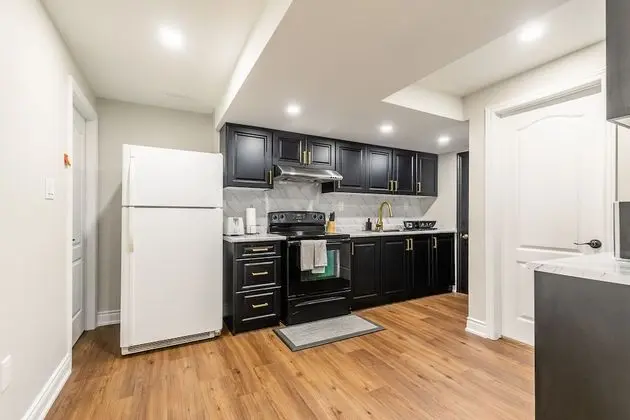 Marvelous Mississauga Family Basement - Mutfak