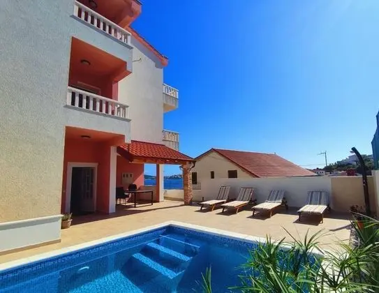 Mary - With Pool - H