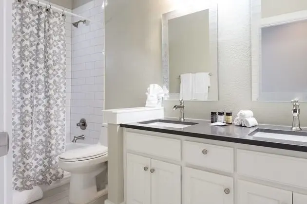 Massive 14 Bed/3.5ba Downtown Home by Domio - Banyo Tipleri
