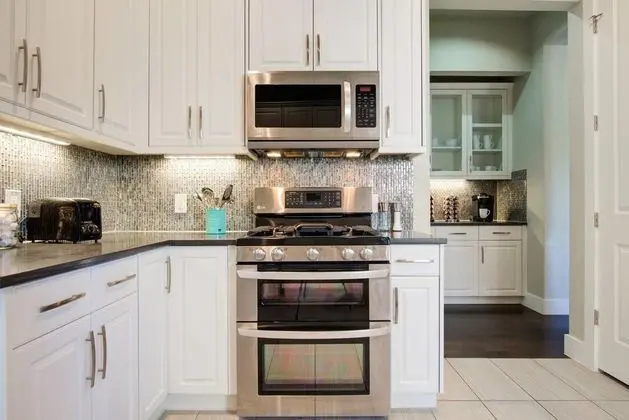 Massive 14 Bed/3.5ba Downtown Home by Domio - Mutfak