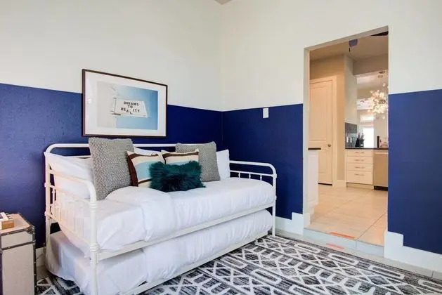 Massive 14 Bed/3.5ba Downtown Home by Domio - Oda