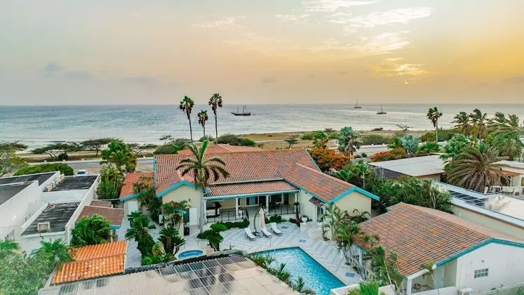 Massive Oceanfront Villa - Spa - Sauna - Gameroom - Malmok!