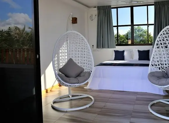 Master Suite Family Room With Views to the Lagoon and Indian Ocean - Oda