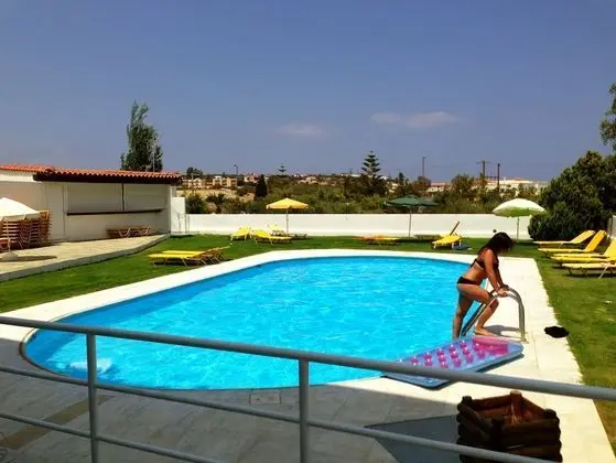 Mastorakis Hotel And Studios - Havuz