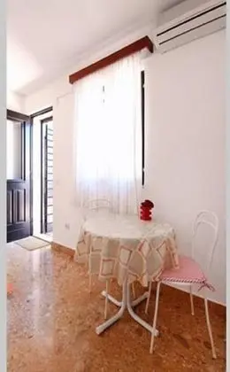 Mat - in a Cosy Stone House - SA1 - İç Mekan