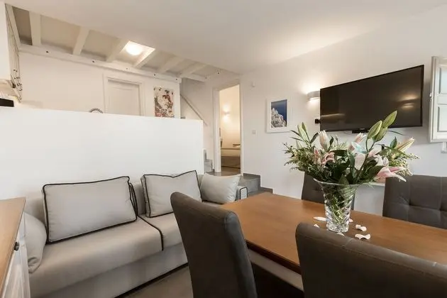 Mathios Luxury Homes - Lobi