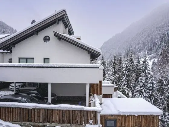 Matt See in See With 2 Bedrooms and 3 Bathrooms - Oda