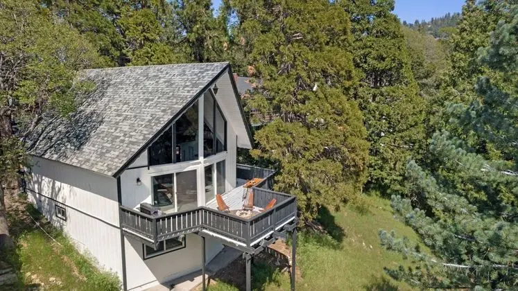 The Matterhorn Manor by Avantstay Harry Potter Inspired A-frame Home w/ Hot Tub & Views - Teras