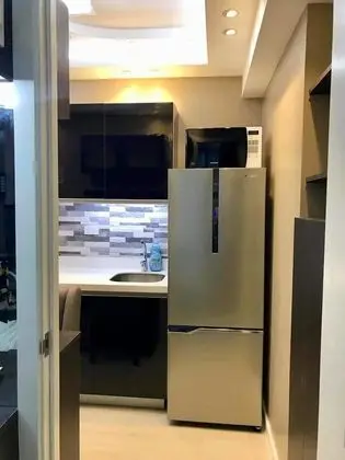 Maui 2 Bedroom Condo at Azure Urban Resort Residences - Mutfak