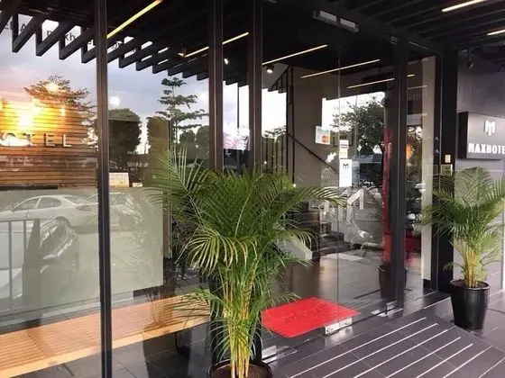 Max Hotel Subang Jaya - Yerinde Yemek